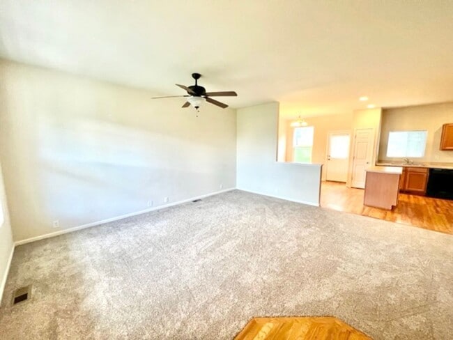 Building Photo - Centrally Located Townhouse Available!