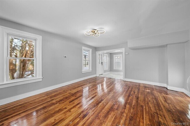 Building Photo - 45 1/2 Sussex St