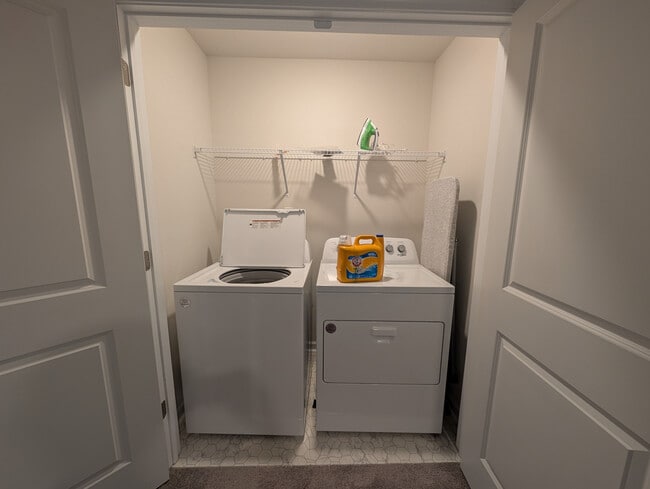 Building Photo - Room in Apartment on North Mills Rd