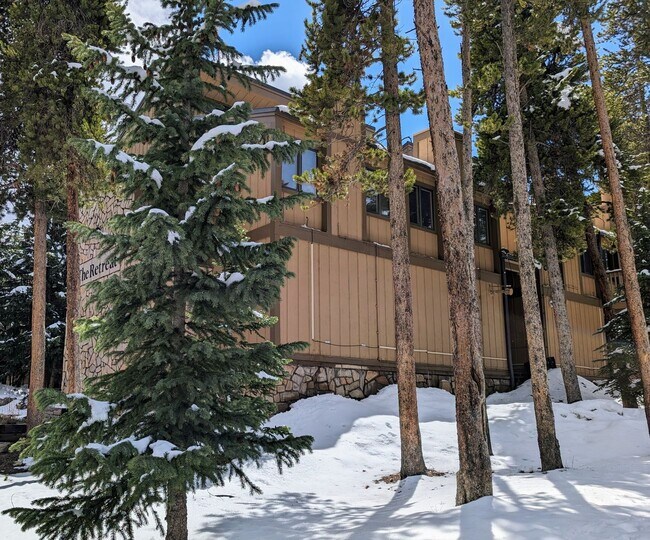 Building Photo - Pets Negotiable!  Walk to town, community hot tub! 2 month lease!