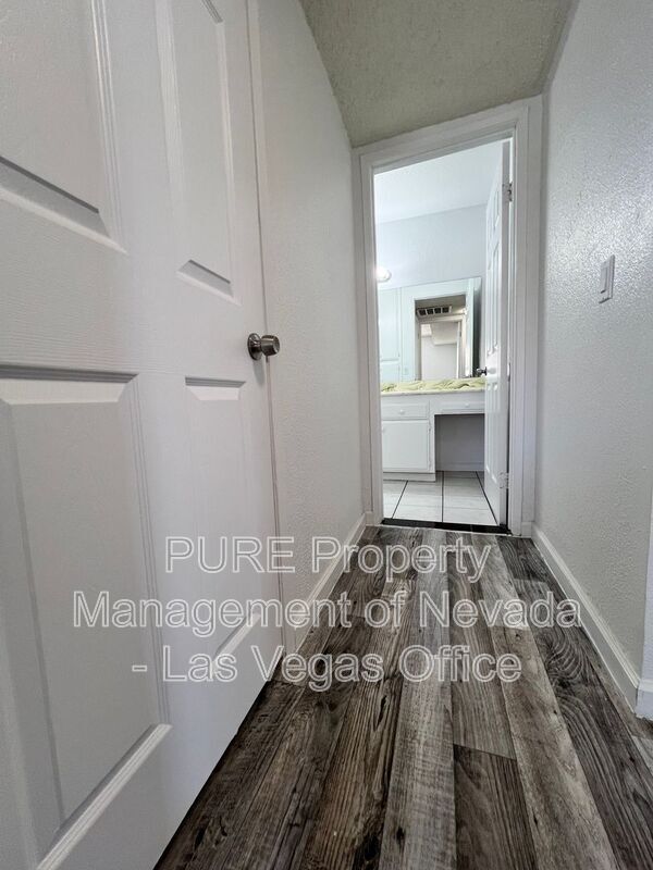 Building Photo - 1405 E Vegas Valley Dr