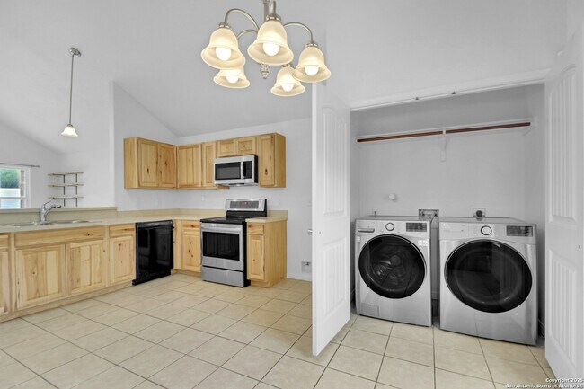 Building Photo - 2720 Golf Dr