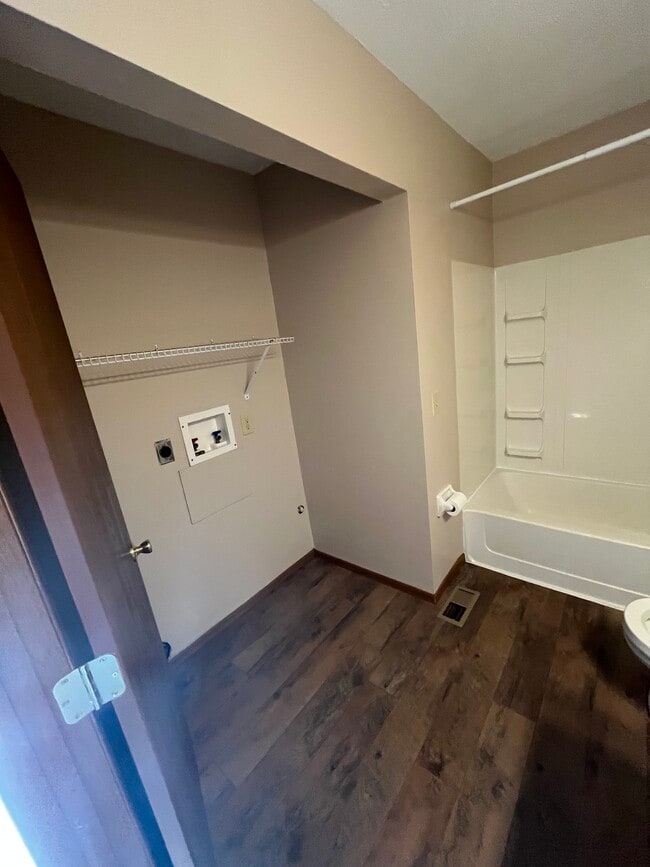 Building Photo - 1871 N Lakeman Dr