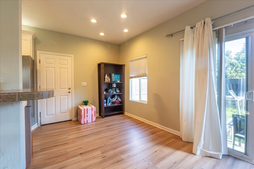 Building Photo - 1084 Portola Ave