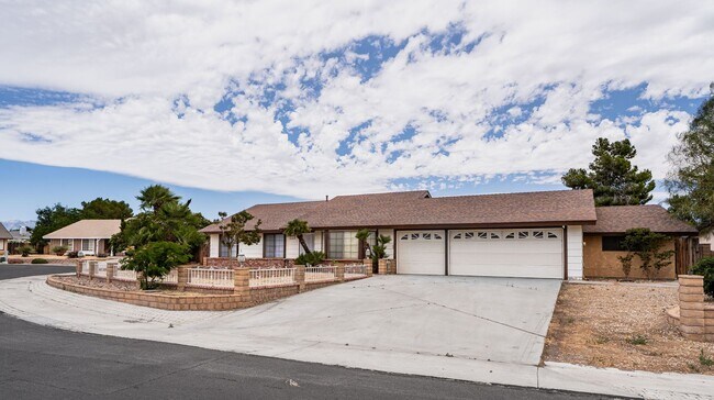 Building Photo - Beautiful large corner lot