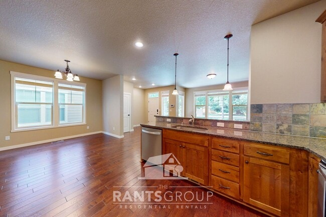 Building Photo - Beautifully upgraded townhome in a quiet L...