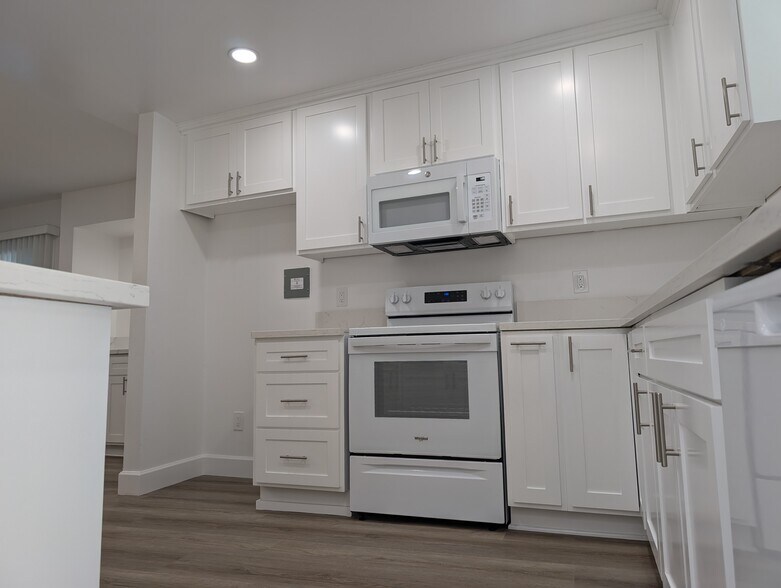 Kitchen with NEW Range & Microwave - Villa Antigua