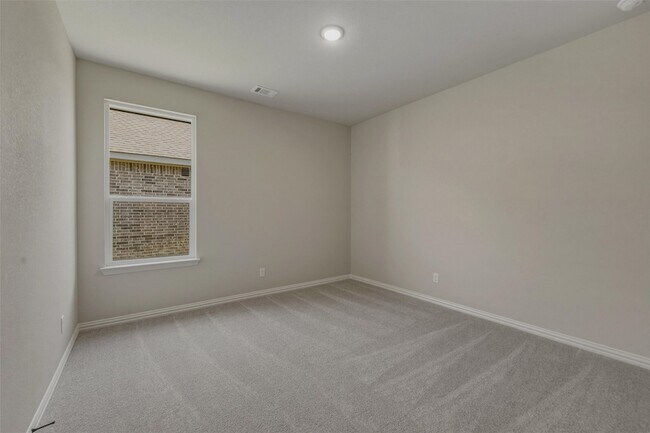 Building Photo - 2105 Bluebird Ln