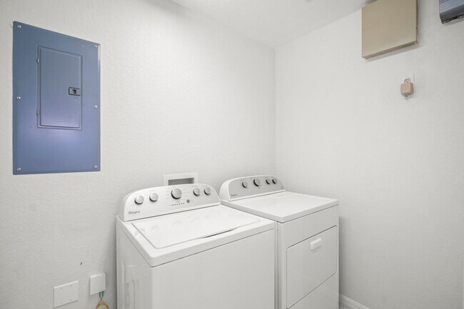 Building Photo - Beautiful Townhome in Laguna lakes 3 bedro...