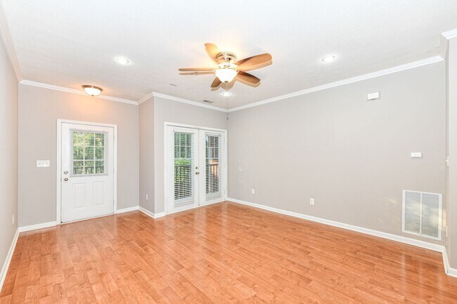 Building Photo - 2 Bed 2 Bath Townhome in Broad Ripple! Nature Trails!