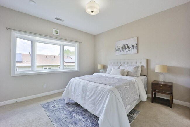 Building Photo - 492 Tyndall St