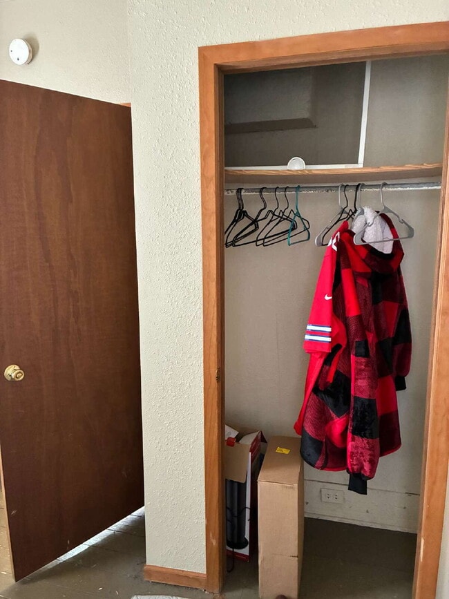 Building Photo - 2 bed 1 bath near UWEC area!