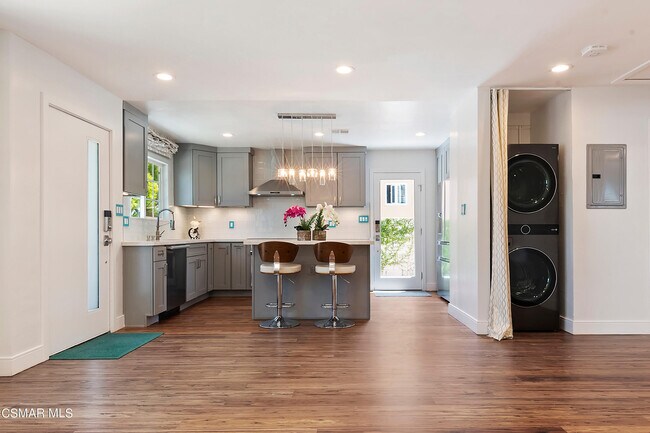 Building Photo - 3142 Casitas Ave