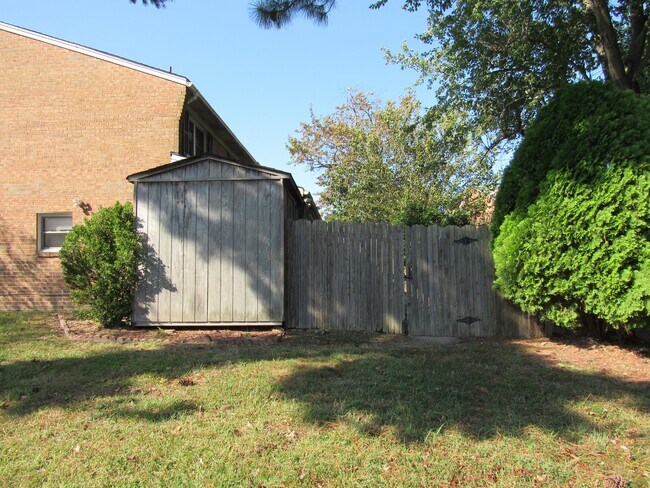Building Photo - 800 St Denis Ct