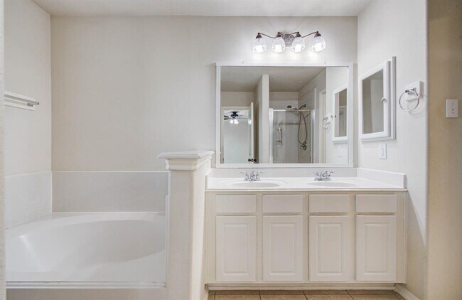 Building Photo - 14555 Gleaming Rose Dr