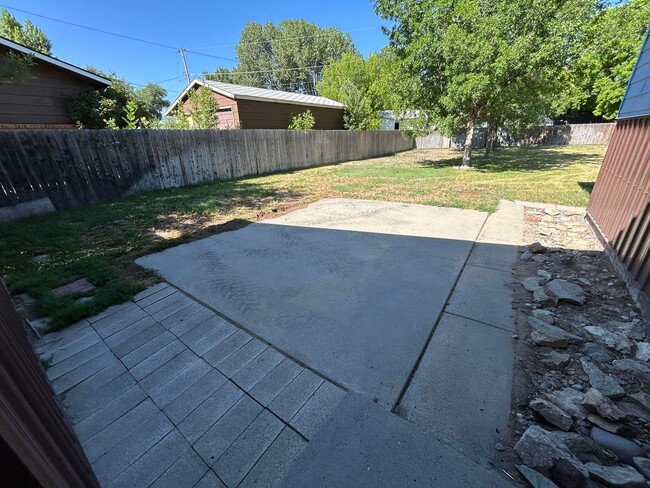 Building Photo - 5 Bed 2 Bath Home with 2 Car Attached Garage in Quiet Nice Neighborhood.