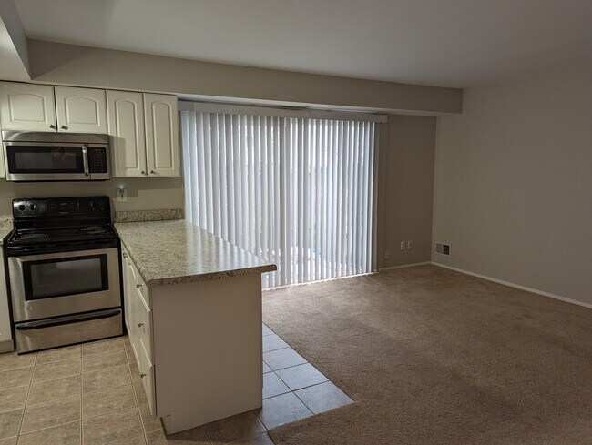 Building Photo - 3639 Kenbrooke Ct