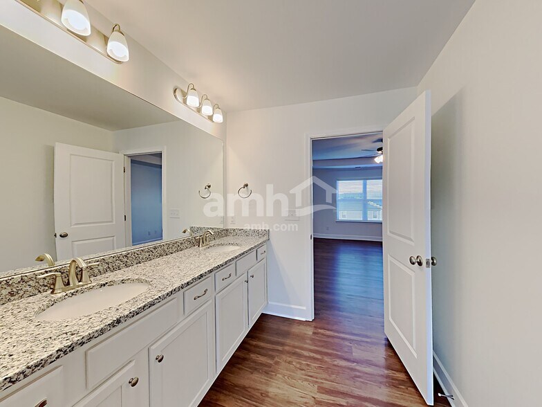 Building Photo - 2537 Highwood Blvd