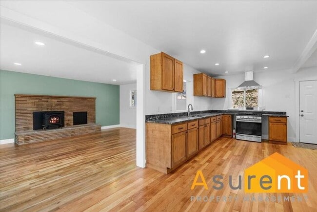Building Photo - Jacksonville Home with in home office internet included.
