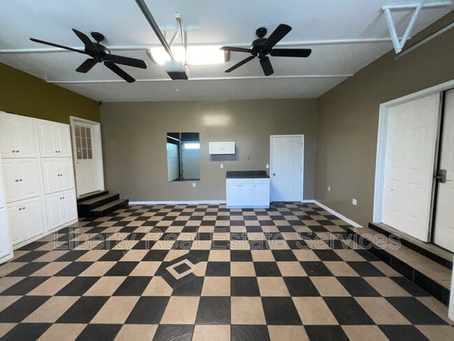 Building Photo - 380 Tremain Dr
