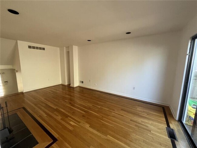 Building Photo - 332 Hailman St