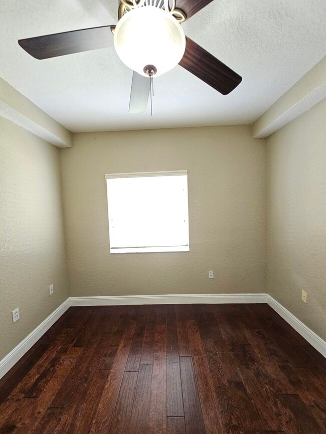 Building Photo - 1049 Golden Lakes Blvd