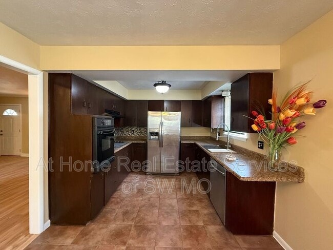 Building Photo - 516 E Stanford St