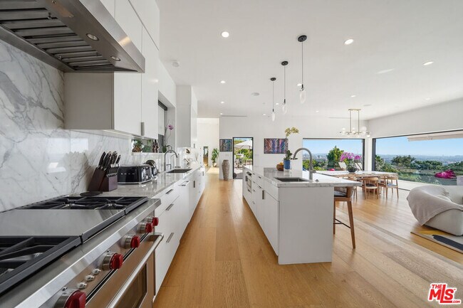 Building Photo - 8242 Hillside Ave