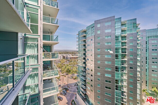 Building Photo - 13700 Marina Pointe Dr