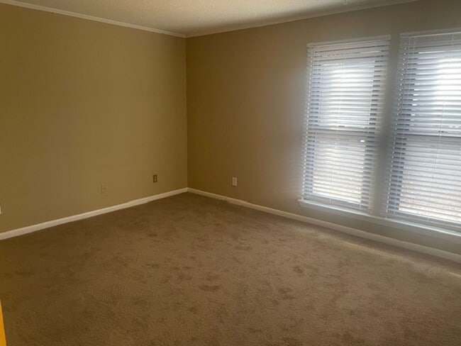 Building Photo - Perfectly located condo in Winston-Salem