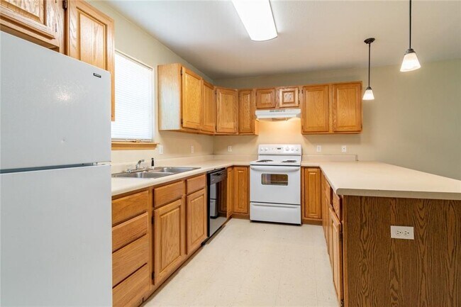 Building Photo - 230 Meadow Ct