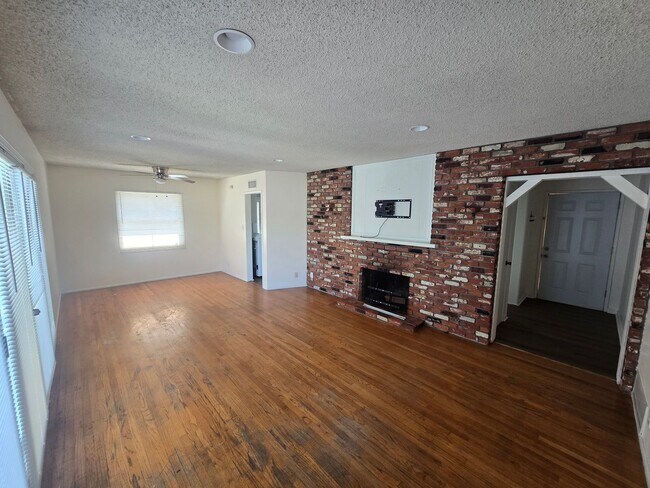 Building Photo - 778 S Albertson Ave