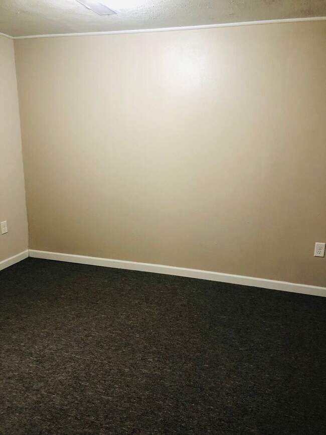 Building Photo - House- NW