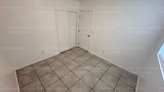 Building Photo - 2 bedroom 1.5 bathroom townhome