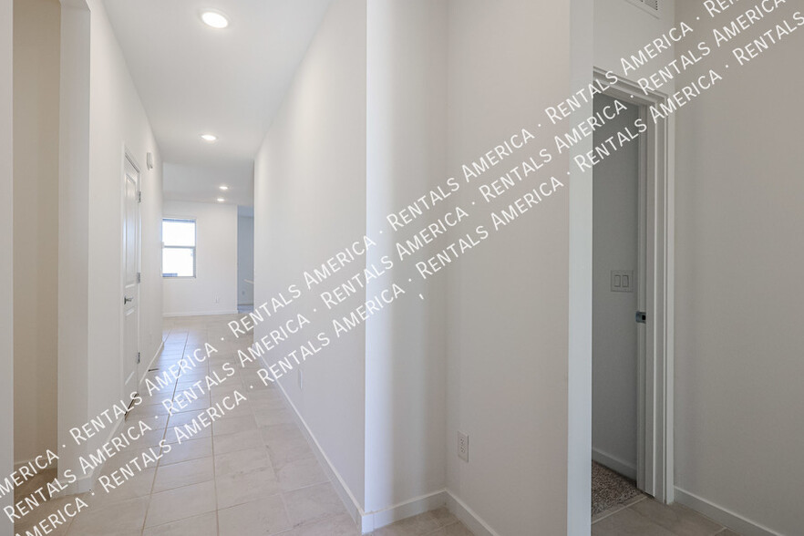 Building Photo - 15990 W Gray Fox Trl
