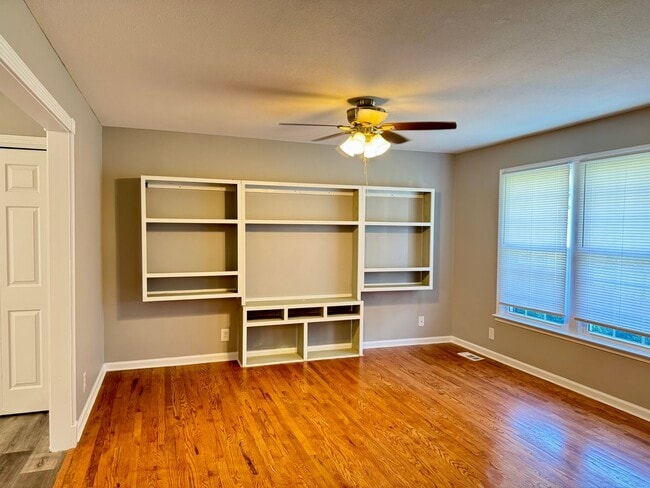 Building Photo - Convenient location! Cute 4 Bed 2 Bath hom...