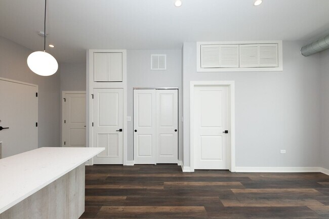 Interior Photo - 913 School
