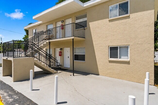 Building Photo - Updated 2-bedroom apartment in St. Petersburg offering 650 square feet of refreshed living space ...