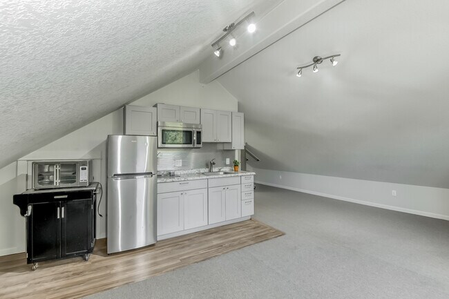 STUDIO - KITCHENETTE - 421 5th Ave