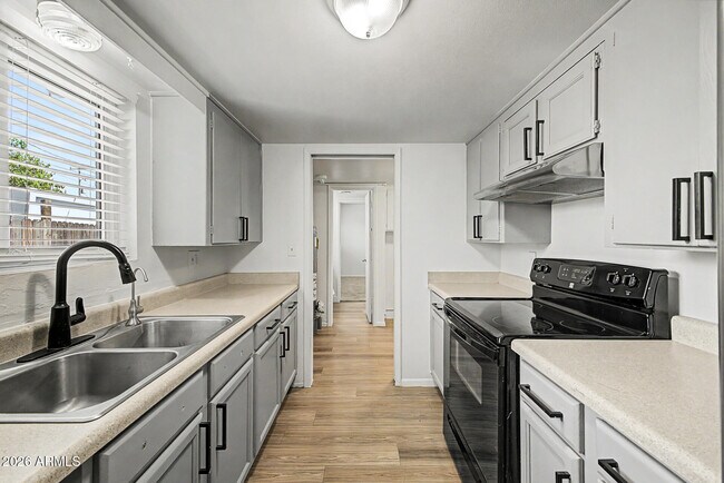 Building Photo - 317 N Elm St