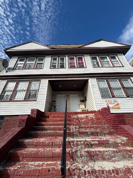 Building Photo - 137 Goodwin Ave