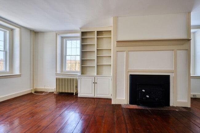 Building Photo - Beautiful 4 Bedroom Farm House