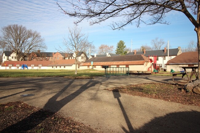 Building Photo - 3921 Oak St