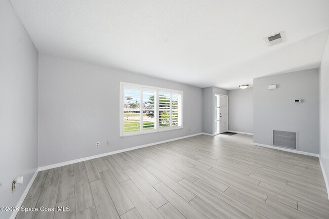Building Photo - 1172 Bay Dr E