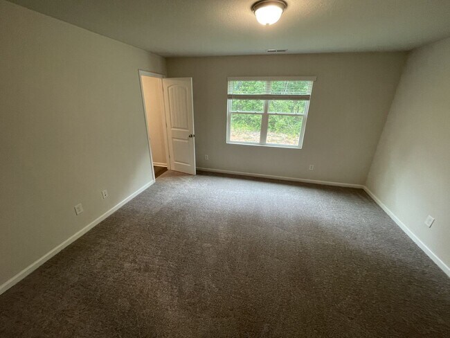 Building Photo - 3 Bedroom 2.5 Bath Town home