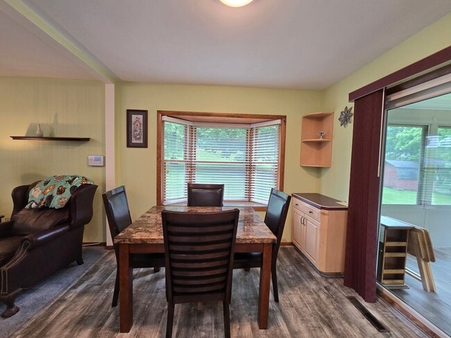 Building Photo - Beautiful Split Entry - 3 Bedroom 2 Bathro...