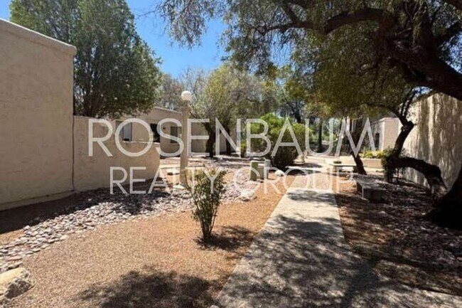 Building Photo - Beautifully updated 3-bedrooms, 2-baths ho...