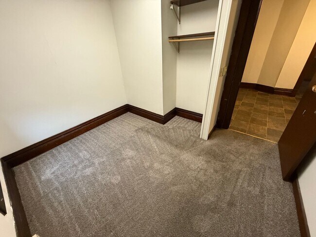 Building Photo - Spacious 4-Bedroom Apartment with Main Street Views