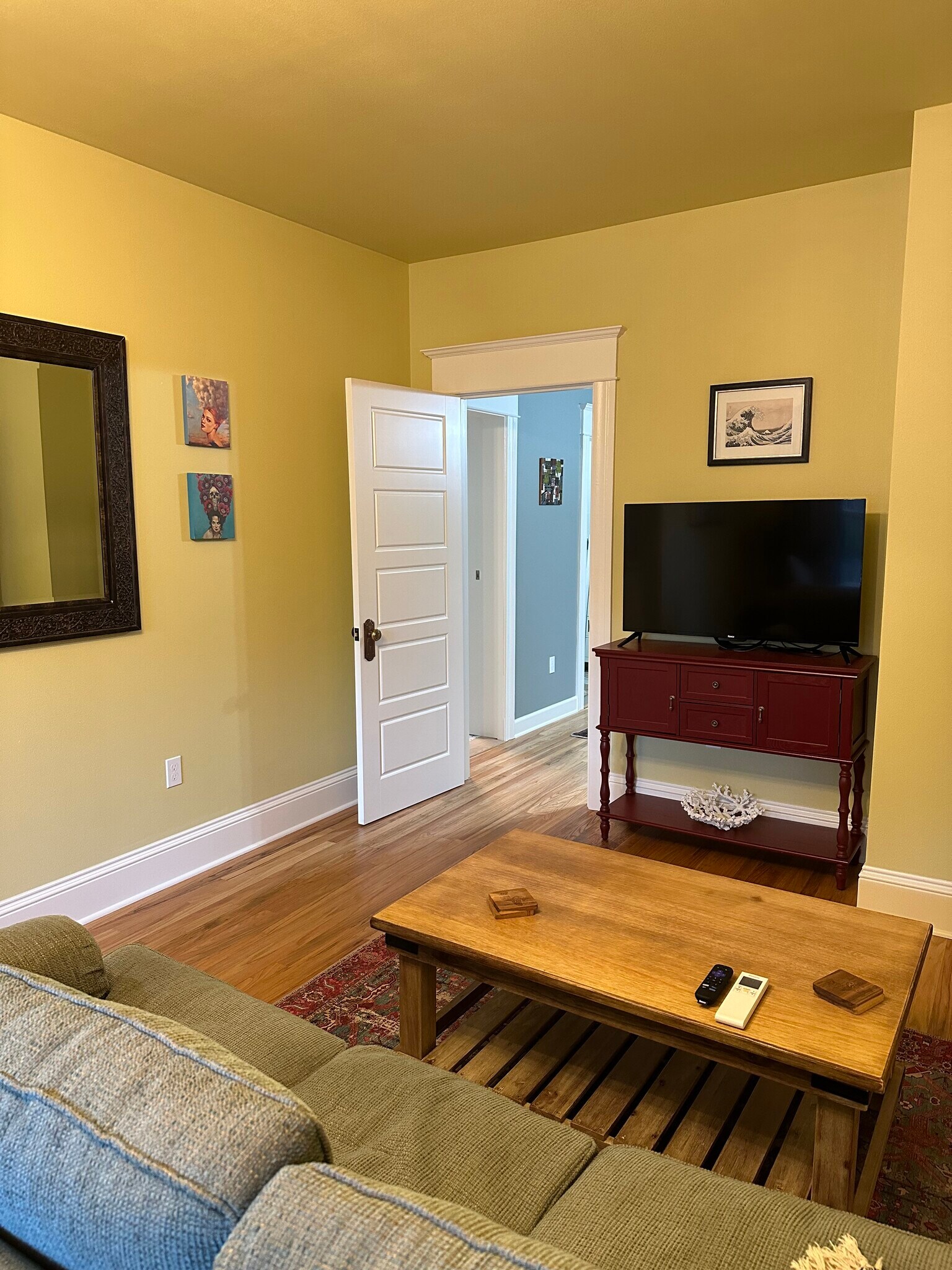 Building Photo - 729 NE Shaver St