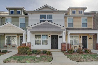 Building Photo - Charming Townhome Close to the Interstate !